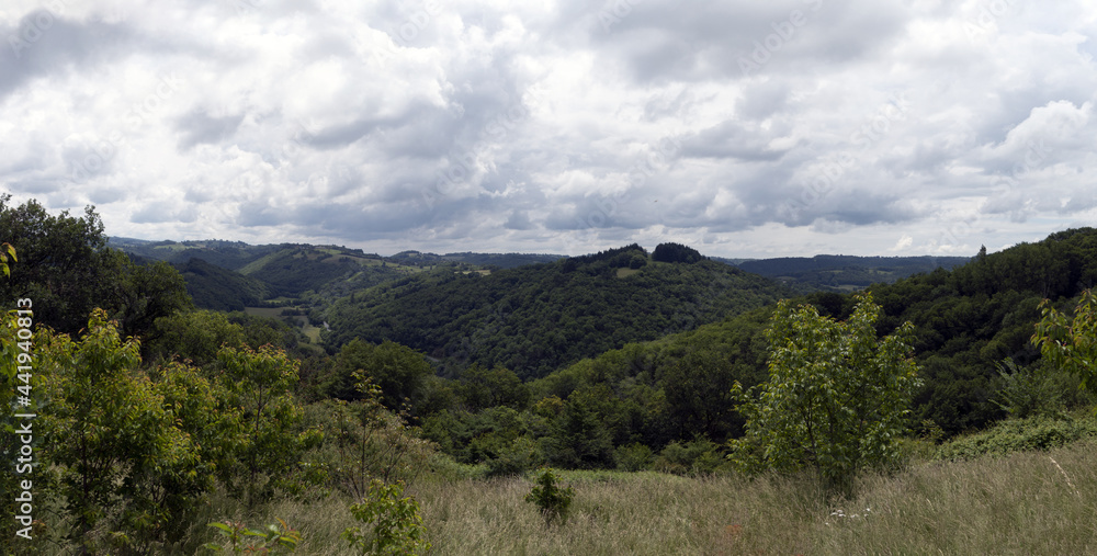 Sur les chemins de Compostelle, la voie de Rocamadour entre les départements de la Creuse et de la Corrèze.