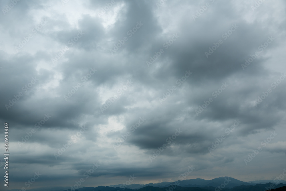 Obraz premium 今にも雨が降り出しそうな雲