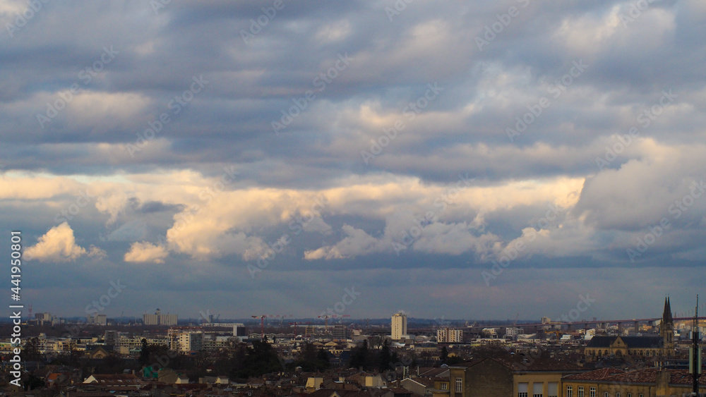 Ciel couvert au-dessus de l'agglomération de Bordeaux