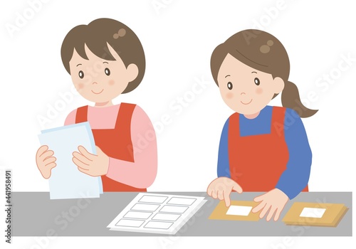 シール貼りの仕事をする女性二人 