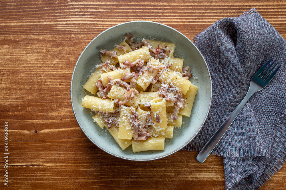 pasta corta alla gricia o carbonara StockFoto Adobe Stock