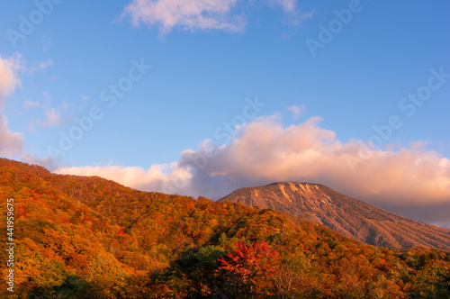 朝焼けに染まる紅葉の男体山