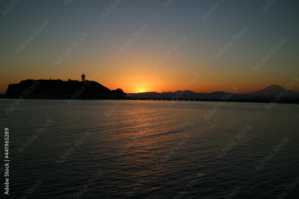 鎌倉腰越漁港防波堤から見る日没直後の江ノ島の風景