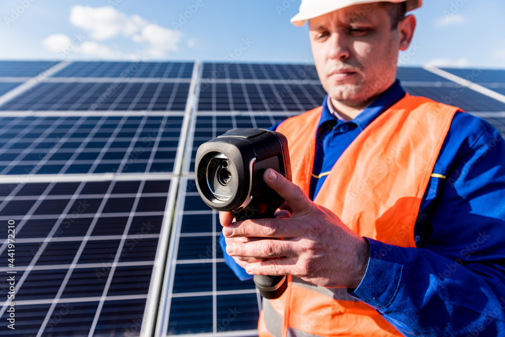 Inspector examination of photovoltaic modules using a thermal imaging camera Inspector examination of photovoltaic modules using a thermal imaging camera