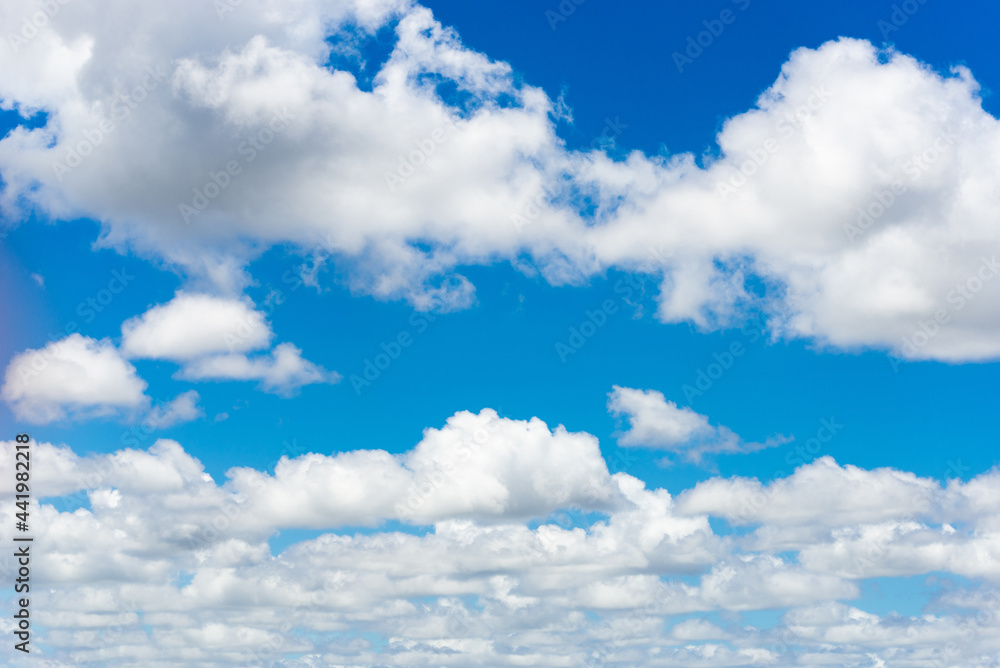 Obraz premium beautiful blue sky and white fluffy cloud horizon outdoor for background.