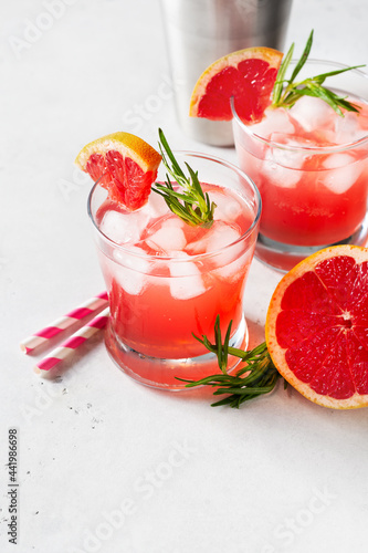 Grapefruit summer coctail grink with slice of grapefruit and rosemary