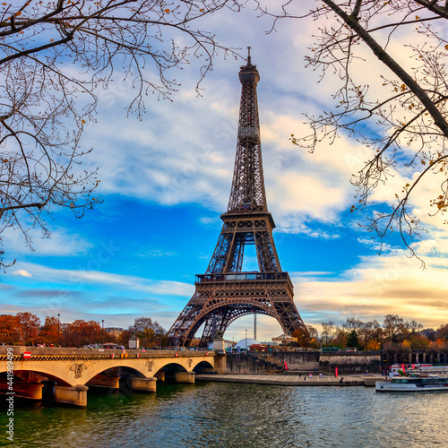 Autumn view over the Seine river with bridge and view towards the Eiffel Tower © Mummert-und-Ibold