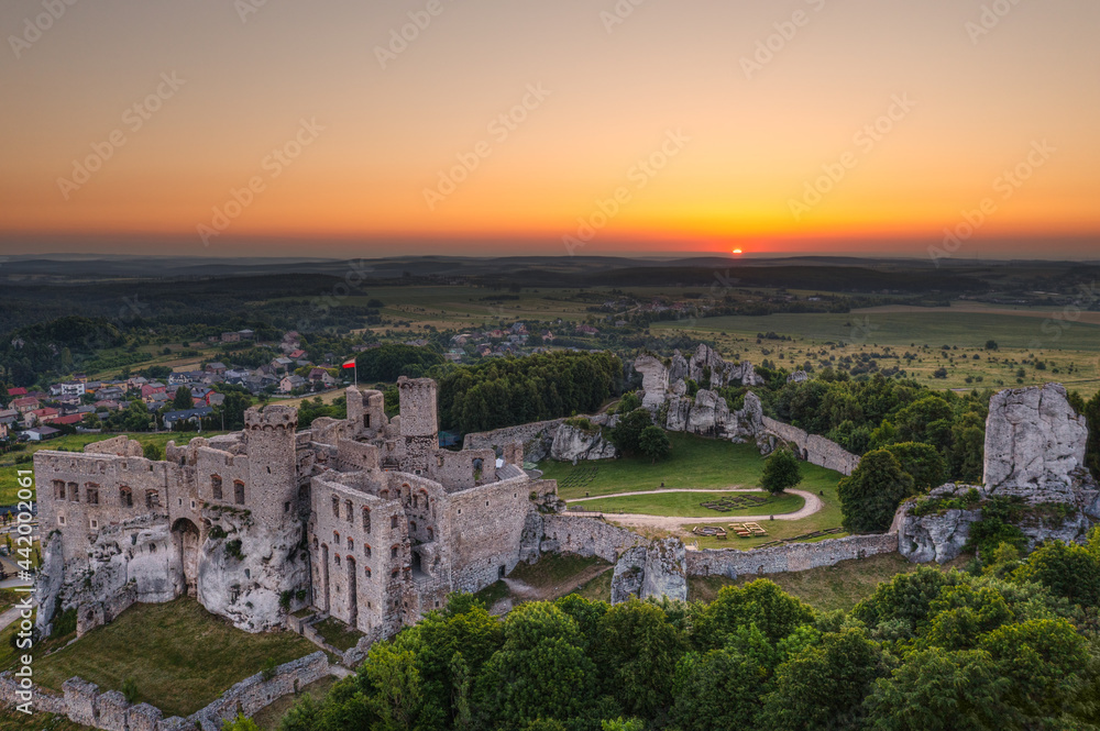Sun rises over the Ogrodzieniec Castle. Podzamcze, Poland.