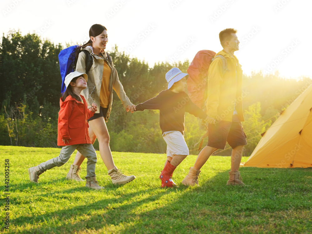 Obraz premium A Happy family of four outdoor hiking