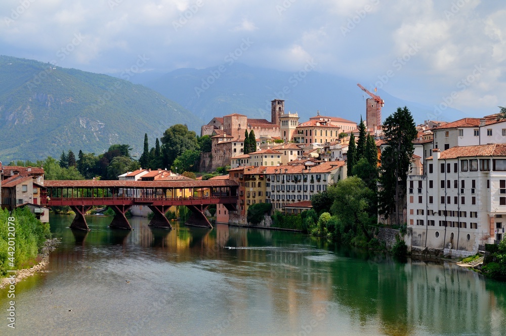 Die Ponte degli Alpini von Bassano del Grappa über den Fluss Brenta.