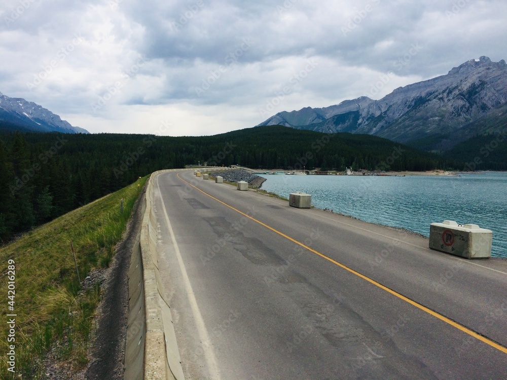 Fototapeta premium Lake Minnewanka loop north of Banff