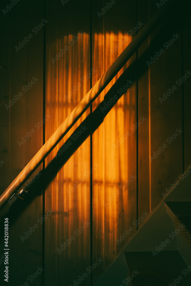 Obraz premium Late evening light hitting a wooden wall.