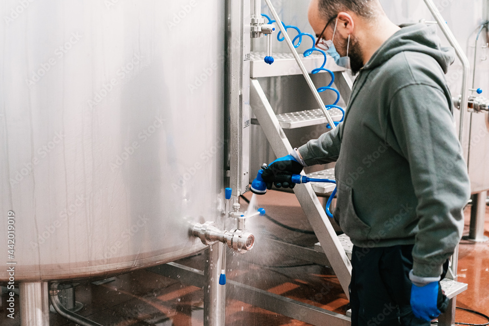 Crop brewer washing mash boiler in beer factory Crop brewer washing mash boiler in beer factory