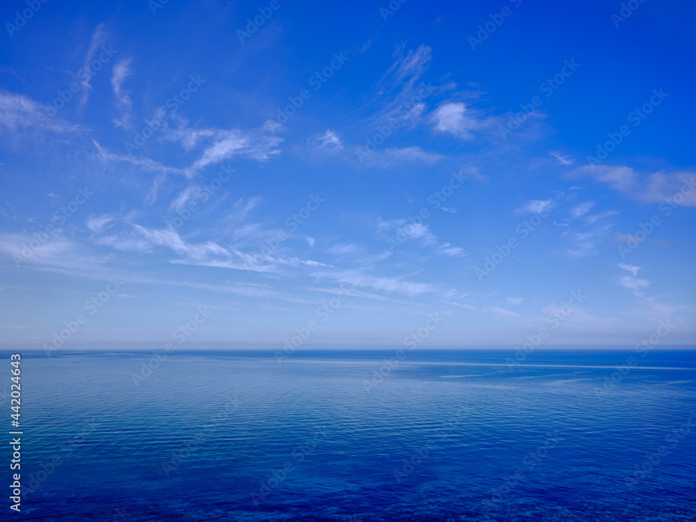 青い空と青い海