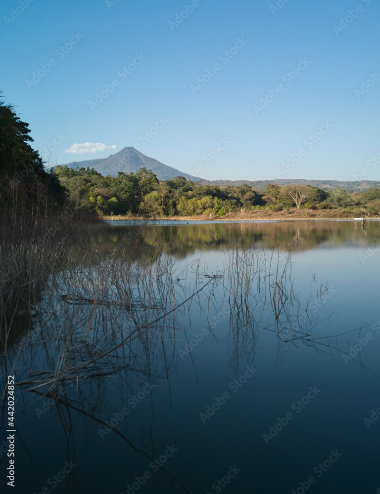Obraz premium Lagoon and the Colima Volcano in the background