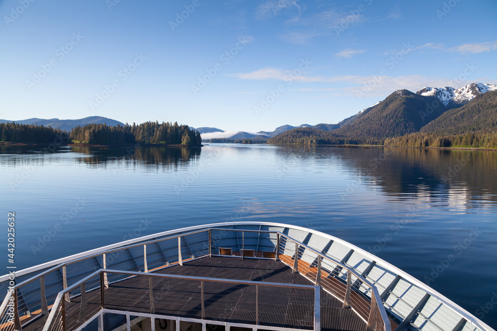 Obraz premium ship's bow in south east alaska