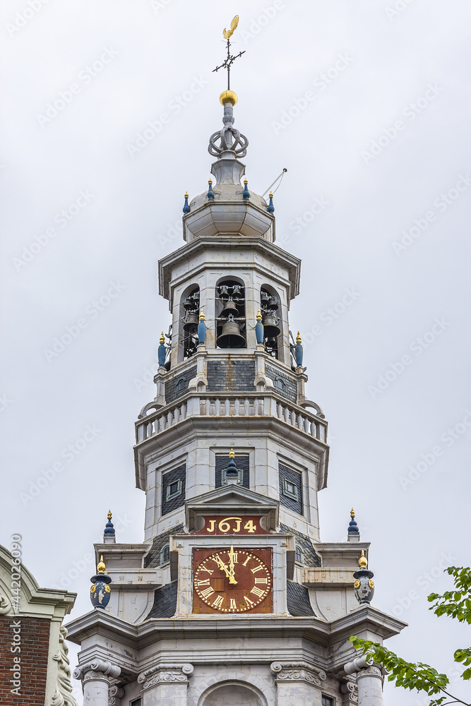 Obraz premium Amsterdam Southern church (Zuiderkerk) - Protestant church in Nieuwmarkt area of Amsterdam. Zuiderkerk constructed in 1611. Church tower (1614) dominates surrounding area. Amsterdam. Netherlands.