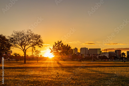 Pôr do sol na Esplanada dos Ministérios em Brasília.