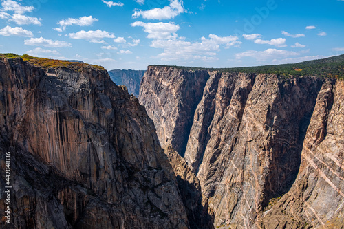 Steep canyon walls await hikers as they pass along the Chasm View Trail at the B Fototapet