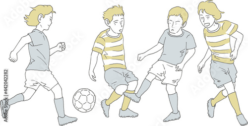 サッカーをする4人の男