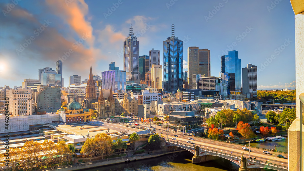 Fototapeta premium Downtown Melbourne city skyline cityscape of Australia at sunset