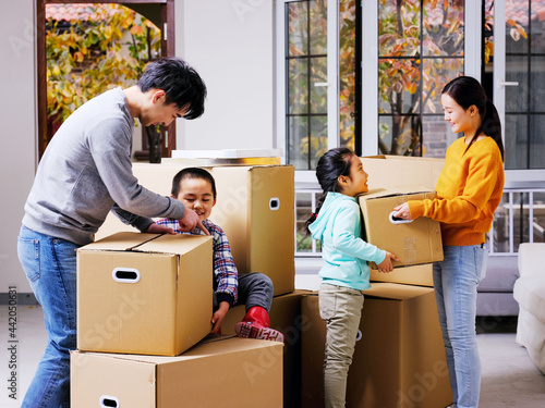 A happy family of four move home © eastfenceimage