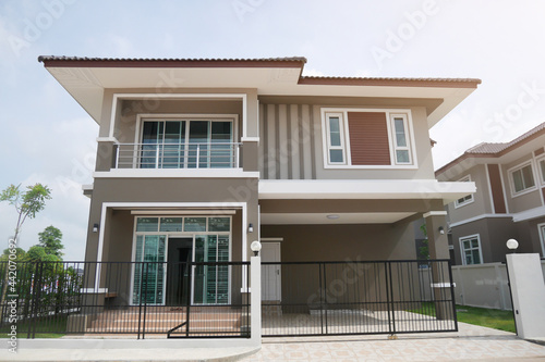 modern house exterior for sale or rent © Piman Khrutmuang