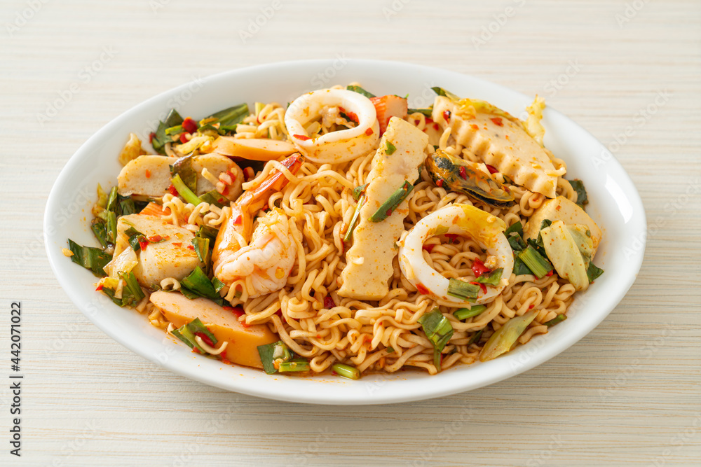 Instant noodle spicy salad with mixed meats