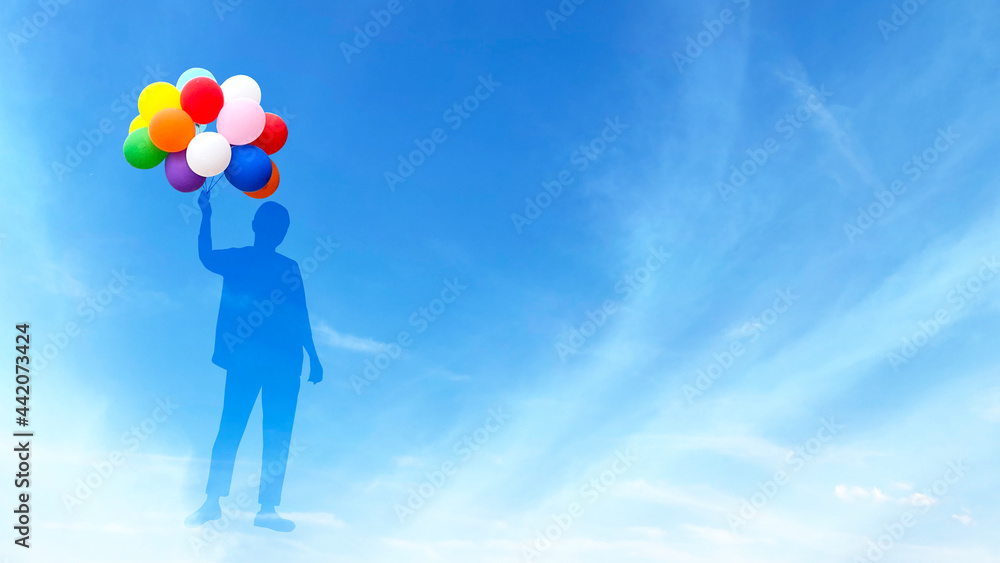 たくさんの風船を持つ女性_青空背景 たくさんの風船を持つ女性_青空背景