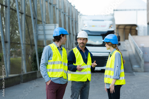 Obraz na plátně workers discussing something outside factory
