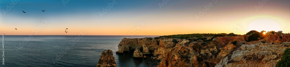 Praia da Marinha,  se considera una de las 10 mejores playas más bellas de Europa, situada en el Algarve Portugal.