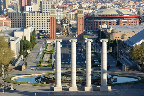 Espagne, Barcelone, la place d'Espagne, les anciennes arènes et les colonnes vénitiennes  de l'exposition universelle de 1929. photo