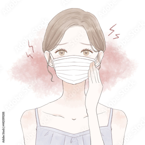 マスク着用による摩擦・炎症に悩む女性