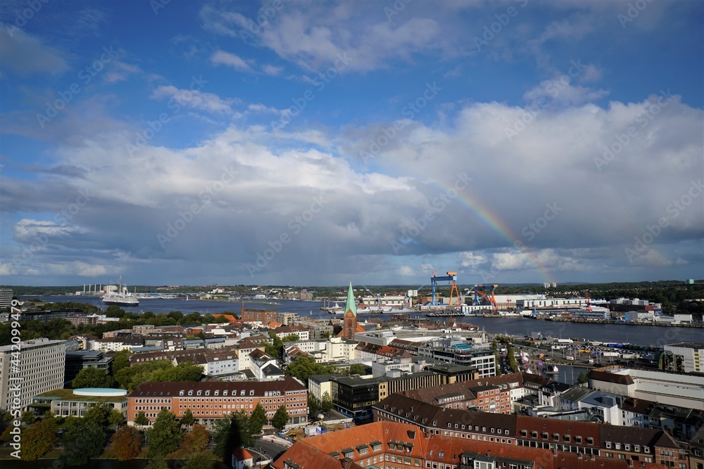 Fototapeta premium Kieler Hafen unter einem Regenbogen, Landeshauptstadt Kiel