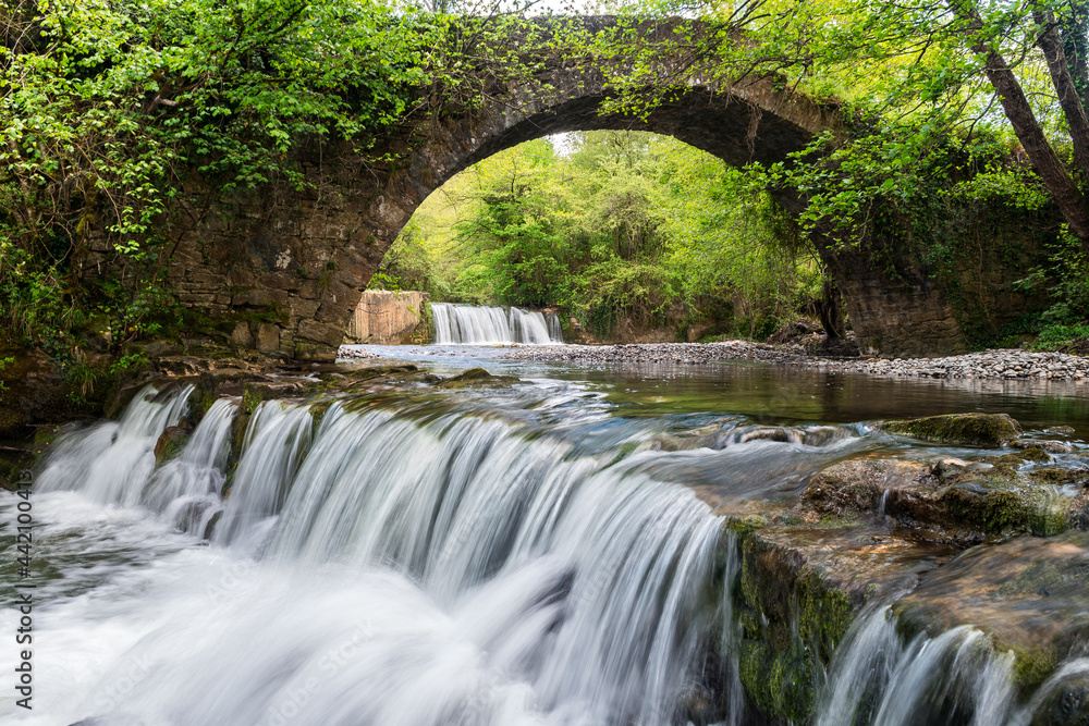 Φωτογραφία water flowing at river with roman bridge at background