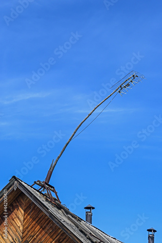 Strong wind broke the wooden mast of the TV antenna