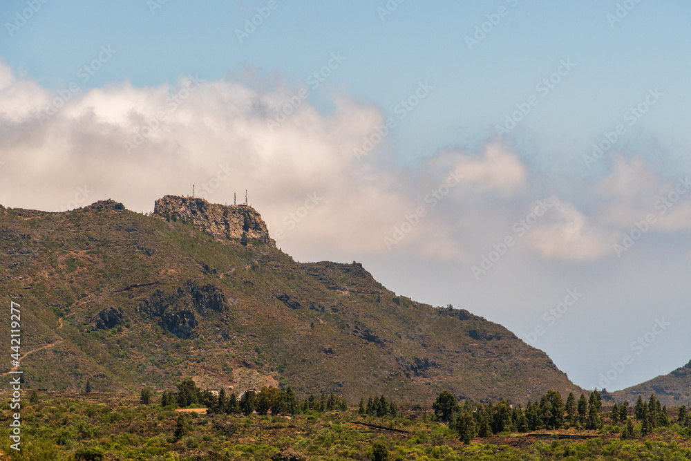 Paisaje con montaña, vegetación y nubes de fondo en la isla de Tenerife