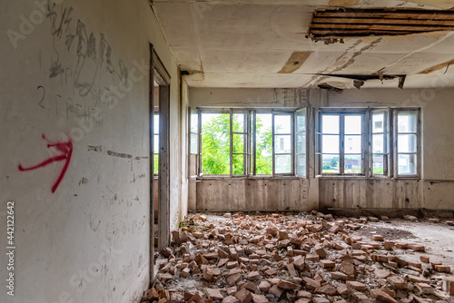 Fotografía A dilapidated abandoned building. Derelict houses