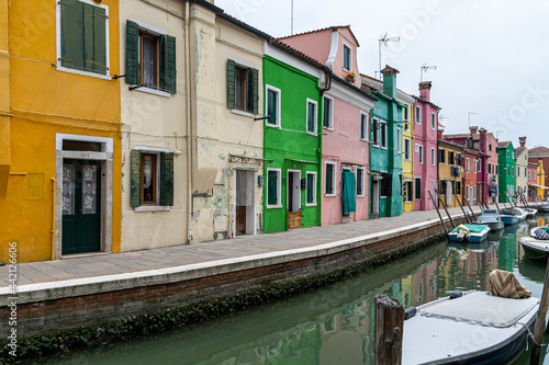 Colorful houses in Burano, a small island in the Lagoon of Venecia, Italy © Lukas