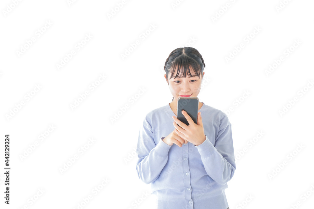 スマホを使う若い女子学生