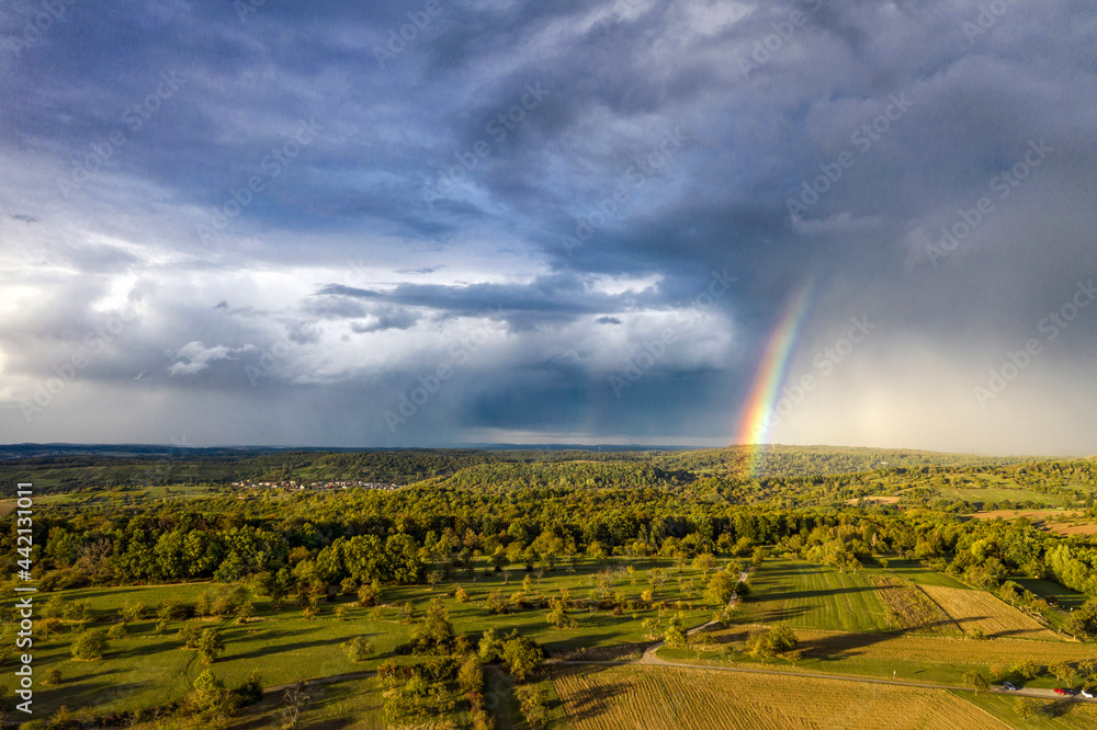 Obraz premium Regenbogen und Lichtstimmung nach Sturm über dem Schwarzwald
