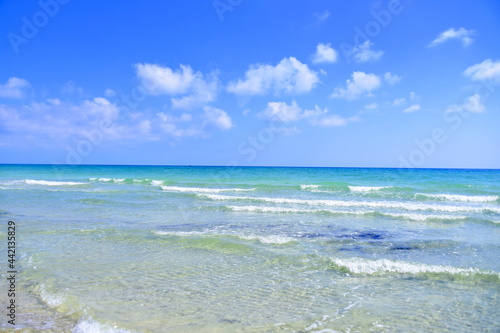 Tunezja  wakacje  woda  Morze Srodziemne  wypoczynek  fale