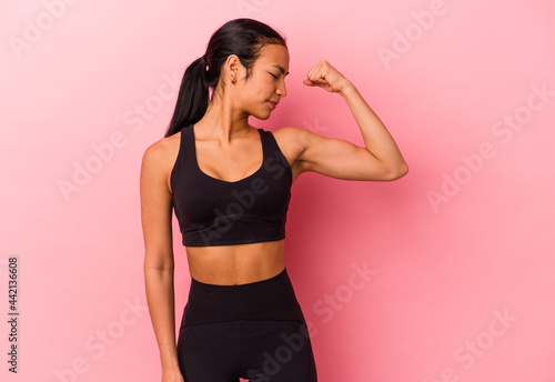 Young sport venezuelan woman isolated on pink background