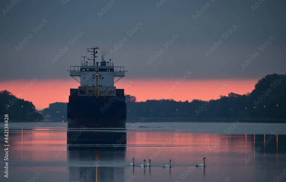 Containerschiff bei Sonnenaufgang 