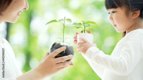植物を見る親子 環境保護イメージ