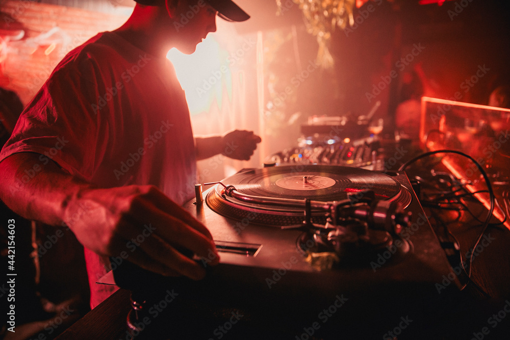 © ADDICTIVE STOCK - DJ mixing music during party in club © ADDICTIVE STOCK - DJ mixing music during party in club
