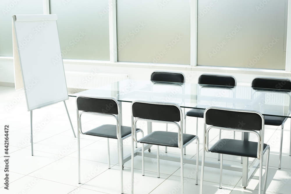 Obraz premium Flipchart glass table and chairs in office space