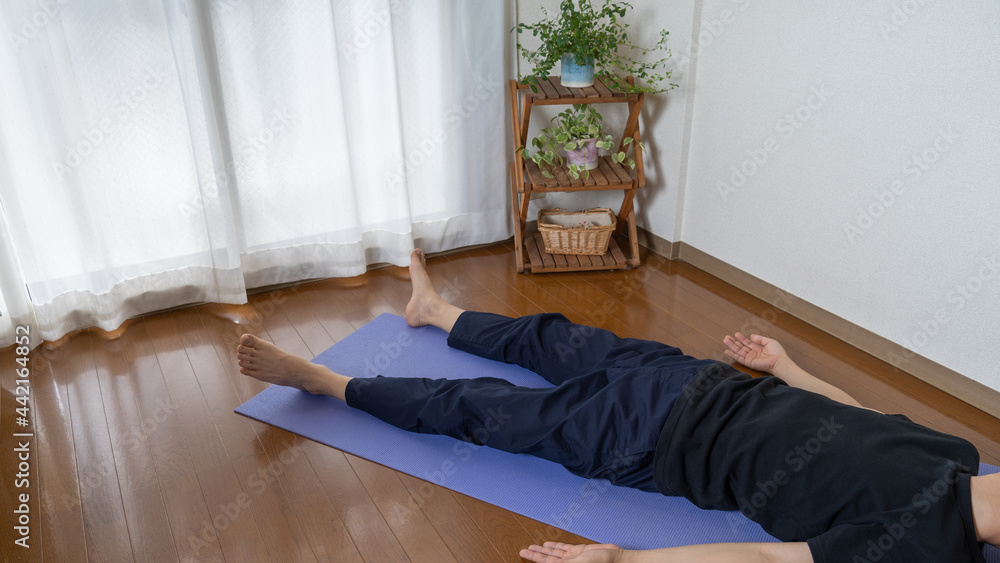 瞑想をする人 部屋でヨガをする男性 屍のポーズ Stock Photo Adobe Stock