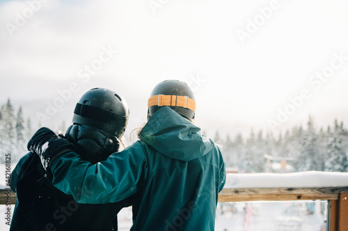 Vänner står tillsammans på terrass och tittar ut över skidby photo