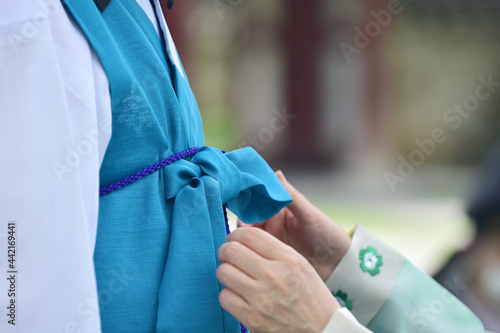 Tie a coat string of Hanbok